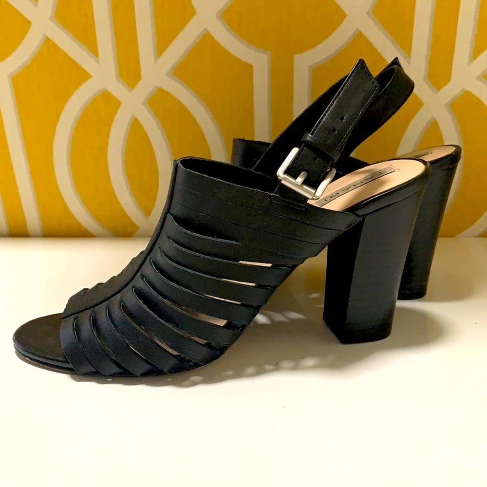 Women size 8 Tahari Black leather strappy sandals